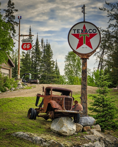 Vintage-signs-and-truck-5.30.21